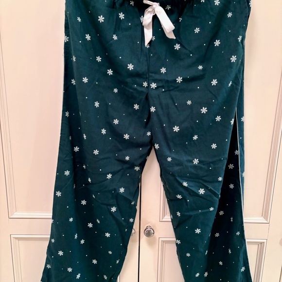 NWT Victoria’s Secret Holiday PJ Set Green with Snowflakes Size M - Picture 2 of 3